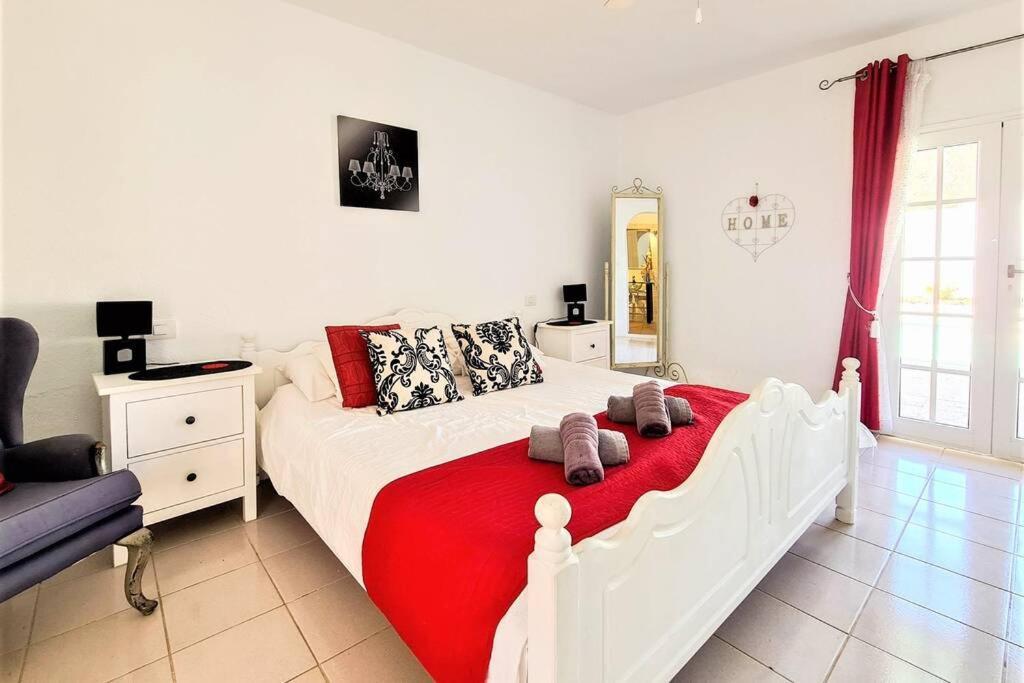 Stunning Sea View Villa With 6 Bedrooms & Heated Pool - Villa Renaissance Playa Blanca  Chambre photo